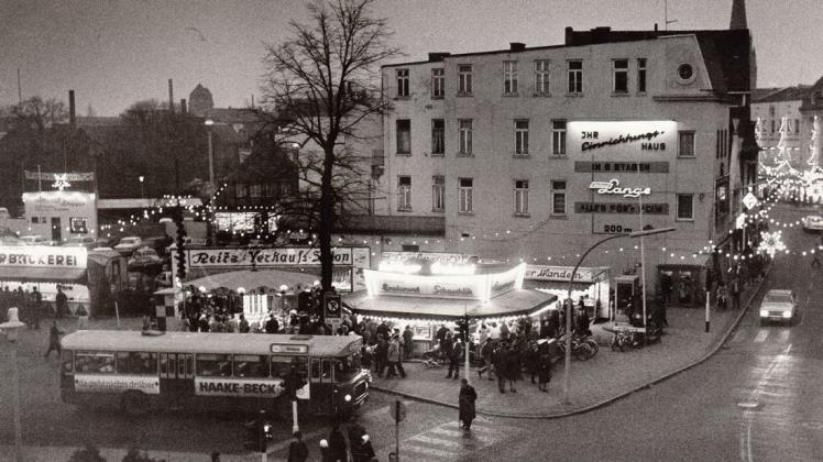 Weihnachtlich erleuchtet präsentieren sich die Lange Straße und der kleine Weihnachtsmarkt auf dem Marktplatz in der Adventszeit 1970. Foto: dk-Archiv