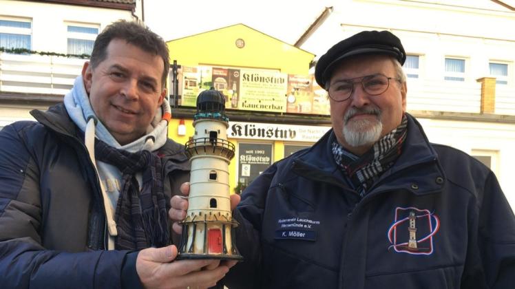 In der Leuchtturm-Spardose stecken 588 Euro, die René Kroboth-Stolte (l.) an Leuchtturmvereins-Vorsitzenden Klaus Möller überreicht.