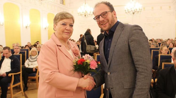 Zur ihrer Auszeichnung gratuliert Sozialsenator Steffen Bockhahn (Linke) Helga Ketelhohn vom Verein Gemeinsam für Groß und Klein. Sie ist bereits vor zwei Jahren mit dem Preis geehrt worden.