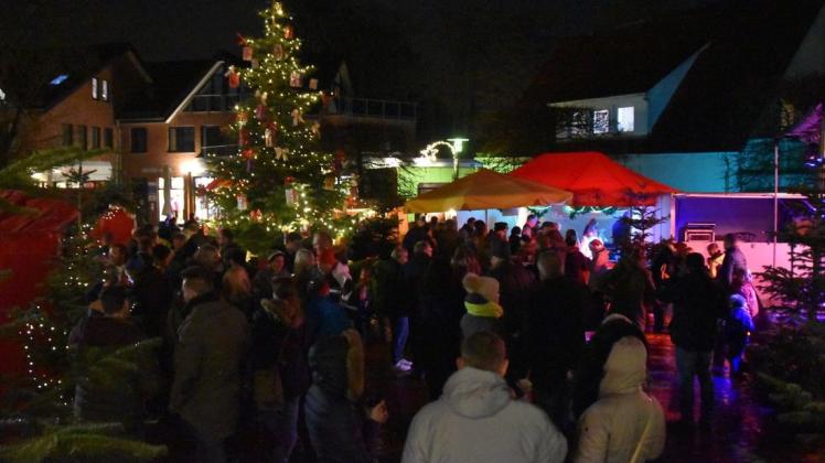 Trotz schlechten Wetters war der Weihnachtsmarkt in Ganderkesee am Samstagabend gut besucht. Foto: Christopher Bredow