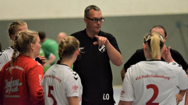 HSG-Trainer Lars Osterloh (Mitte) war trotz der 26:28-Niederlage zufrieden mit seinen Schützlingen. Foto: Richard Schmid HSG-Trainer Lars Osterloh (Mitte) war trotz der 26:28-Niederlage zufrieden mit seinen Schützlingen. Foto: Richard Schmid