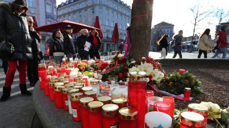 Menschen stellten am Königsplatz Kerzen auf und legten Blumen nieder. Foto: dpa/Karl-Josef Hildenbrand