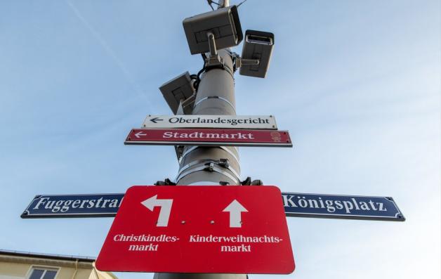 Videoüberwachung am Königsplatz in Augsburg. Foto: dpa/Stefan Puchner