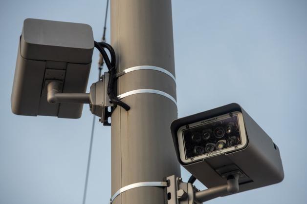 Am Königsplatz sind an einem Mast Videoüberwachungskamneras angebracht. Foto: dpa/Stefan Puchner