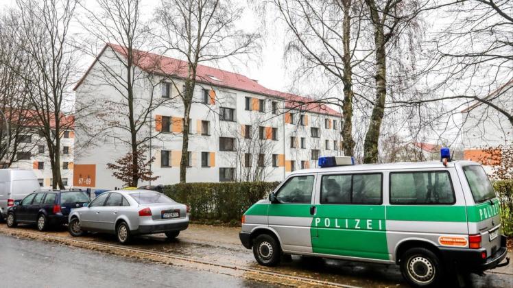 Am Freitagvormittag wurde am Osnabrücker Dodeshausweg eine 29-jährige Frau erstochen. Der Beschuldigte, der 27-jährige Ex-Freund des Opfers, hat die Tat inzwischen gestanden.
