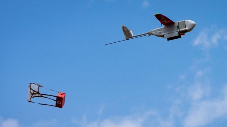 Eine Drohne der Firma Zipline wirft eine Blutkonserve ab. Foto: Christian Eichenauer, Dirk Gilson