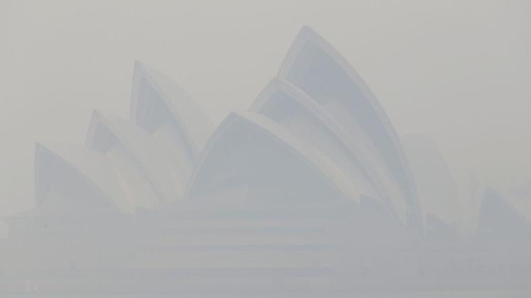 Das Sydney Opera House ist in Rauch gehüllt. Foto: picture alliance/Rick Rycroft/AP/dpa