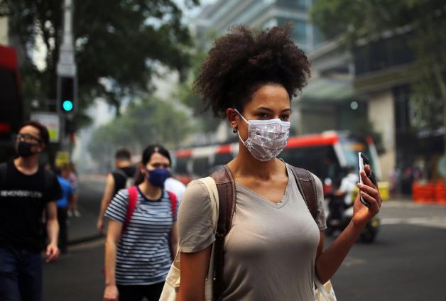 Sydney: Fußgänger tragen Atemschutzmasken im Stadtzentrum. Hohe Temperaturen und starker Wind haben die Buschbrände in Australien am Dienstag weiter angefacht und die Millionenmetropole Sydney in Rauch gehüllt. Foto: Steven Saphore/AAP/dpa 