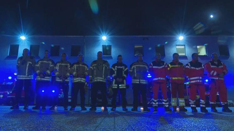 Mit einer Schweigeminute gedachten Delmenhorster Feuerwehr- und Rettungskräfte am Montagabend ihrem verstorbenen Kameraden aus Augsburg. Foto: Nonstopnews