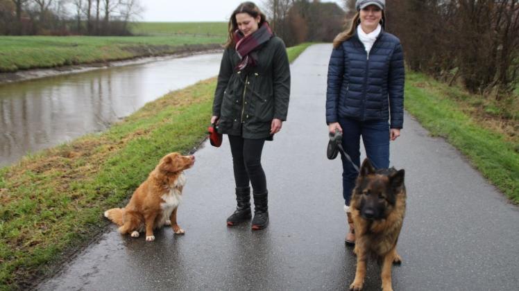 Unterwegs mit Vierbeinern: Sara Többen (links) und Elke Speckmann sind regelmäßig mit Hunden aus dem Tierheim auf Tour. Die Hündinnen Hailey (links) und Lola genießen die Spaziergänge. Foto: Talea Norda