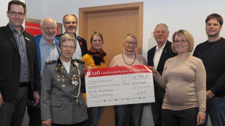 Bei der Spendenübergabe: Stefan Borchers, (LzO-Bookholzberg), Hans Fingerhut (Nabu), Linda Schubert (SV Urneburg), Jürgen Hertrampf (LzO Ganderkesee), Melanie Mindermann (RuF Schönemoor), Elke Brodowsky (ELG), Wilfried Samtleben (SV Bookholzberg), Sonja Rodiek (Förderverein Kinderkrippe Sonnenblume) und Tim Trümpener (TSV Ganderkesee). Foto: Niklas Golitschek Bei der Spendenübergabe: Stefan Borchers, (LzO-Bookholzberg), Hans Fingerhut (Nabu), Linda Schubert (SV Urneburg), Jürgen Hertrampf (LzO Ganderkesee), Melanie Mindermann (RuF Schönemoor), Elke Brodowsky (ELG), Wilfried Samtleben (SV Bookholzberg), Sonja Rodiek (Förderverein Kinderkrippe Sonnenblume) und Tim Trümpener (TSV Ganderkesee). Foto: Niklas Golitschek