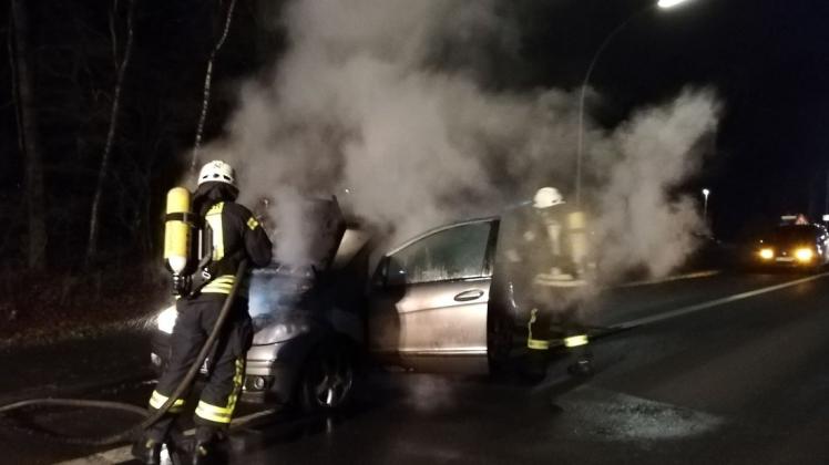 Der Mercedes einer Frau aus Ganderkesee ist am Dienstag in Hatten komplett ausgebrannt. Foto: Feuerwehr Sandkrug