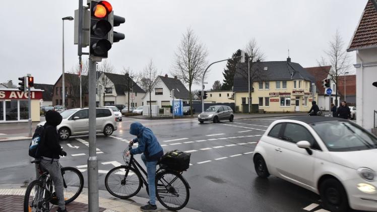 Wer weiß, auf welchem Fahrradweg er zu fahren hat, ist klar im Vorteil: Blick auf die Kreuzung aus der Anton-Günther-Straße. Foto: Thomas Breuer