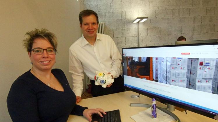 Christine Uhlir und Dr. Sven Abels von der Software-Firma Ascora spendeten im Zuge ihres 25. Firmenjubiläums 3500 Euro an das Deutsche Rote Kreuz. Foto: Bettina Dogs-Prößler