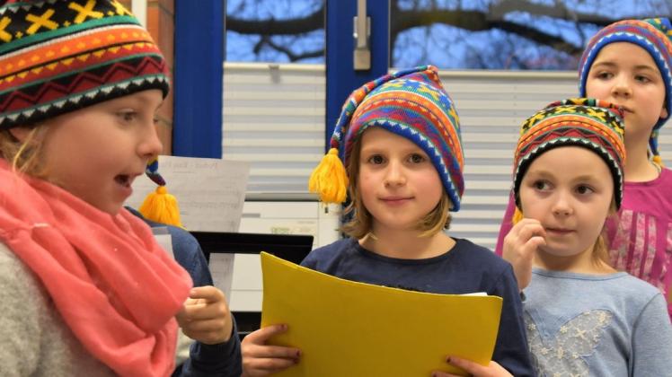 Schüler der zweiten Klasse lasen das Gedicht „Die Weihnachtsmaus" vor und brachten damit die Gäste der Grundschule zum Lachen. Foto: Martina Brünjes
