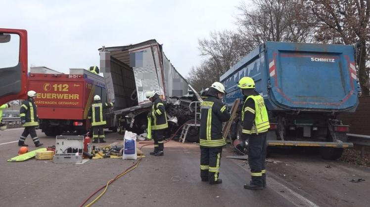 Drei Lastwagen sind an dem Unfall auf der A1 bei Stuhr beteiligt gewesen. Foto: Nonstopnews