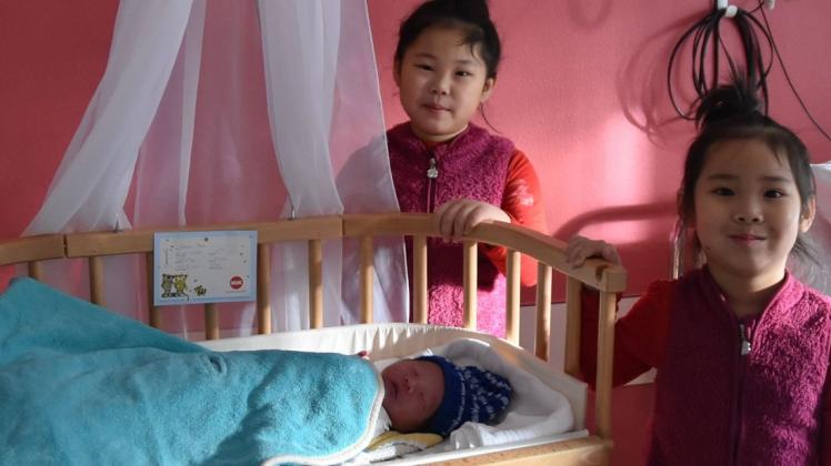 Leon wurde 2019 als erstes Baby im JHD geboren – und stolz von seinen Schwestern Emily (6) und Kimberly (4) präsentiert. Archivfoto: Sonia Voigt