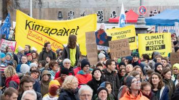 Die Wirtschaft und die FDP warnen vor Übertreibung , vielen Klimaaktivisten (wie zum beispiel in München)  sind die Ziele der EU und der Bundesregierung dagegen zu klein. Foto: imago images/Alexander Pohl