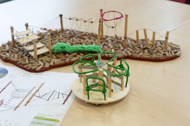 Die Schüler wünschen sich ein Rollstuhlfahrerkarussell und einen Niedrigseilgarten für den Schulhof, hier im Modell. Foto: André Havergo Die Schüler wünschen sich ein Rollstuhlfahrerkarussell und einen Niedrigseilgarten für den Schulhof, hier im Modell. Foto: André Havergo