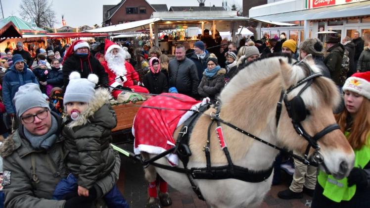 Auch in diesem Jahr wird beim Weihnachtsmarkt in Bookholzberg der Weihnachtsmann erwartet. Archivfoto: Thorsten Konkel