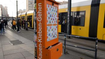 "Kaugummi bitte auf die Bilder drücken": Auch an einer Straßenbahn-Haltestelle am Alexanderplatz versucht die Berliner Stadtreinigung Rüpel zu erziehen.  Foto: Paul Zinken/dpa +