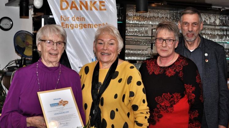 Ehrung beim TuS Heidkrug: Ursula Pregla (links) mit der Ehrenvorsitzenden Marion Grotheer (2. von rechts) und den Stadtsportbund-Vorstandmitgliedern  Ingeborg Hübscher und Heiner Grotheer. Foto: Richard Schmid