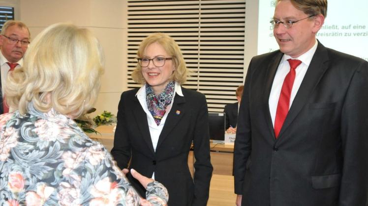 Zur Wiederwahl gratulierten Kreistagsvorsitzende Ulla Haar (links) und Landrat Marc-André Burgdorf der neuen und alten Sozialdezernentin Sigrid Kraujuttis. 