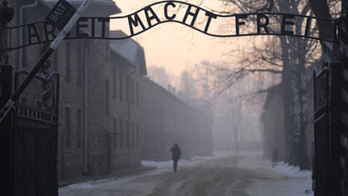 Der Eingang zum Vernichtungslager Auschwitz-Birkenau