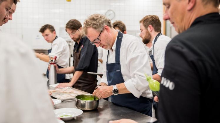 Sven Elverfeld (Mitte) kocht mit seinem Team beim "Großen Gourmet-Preis Niedersachsen" gleich zwei Gänge des Gala-Menüs. Foto: Stefanie Hiekmann