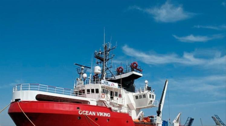 Das Rettungschiff „Ocean Viking“ hat aus einem Schlauchboot vor der libyschen Küste Flüchtlinge an Bord geholt. 