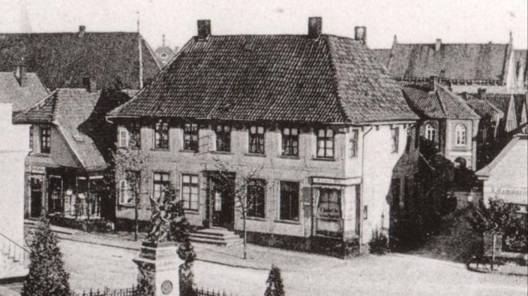 Bei einer historischen Stadtführung in Lingen steht auch die Alte Posthalterei aus dem Jahr 1653 auf dem Programm. Die Aufnahme hier entstand um 1910. Foto: Stadtarchiv Lingen