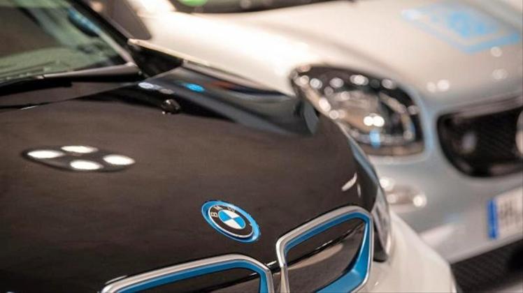 Ein BMW i3 von DriveNow (l) und ein Smart Fortwo von Car2Go stehen in einer aktuellen Ausstellung im Mercedes-Benz-Museum. CDie deutschen Autofahrer schätzten das eigene Auto aber nach wie vor, vor allem wegen der ständigen Verfügbarkeit. 