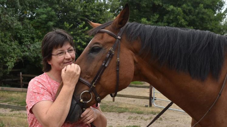 Claudia Gärtner möchte der Stuhrer "Paradise Ranch" eine zweite Chance geben. Pferd Asti war 1996 der Grund, die erste Ranch aus den Boden zu stampfen. Foto: Sascha Sebastian Rühl