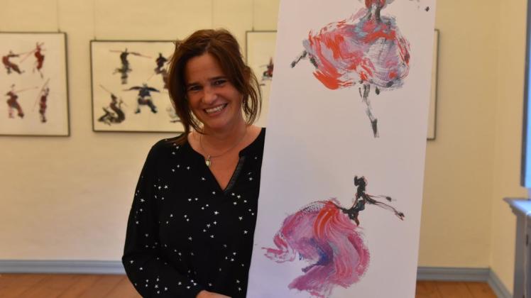 Kunst an den Wänden, Kunst als Banner im Raum: Susanne Smajic präsentiert auf Gut Altenkamp unter anderem ihre Tuschzeichnungen bewegter Tanzszenen. Foto: Sabrina Holthaus