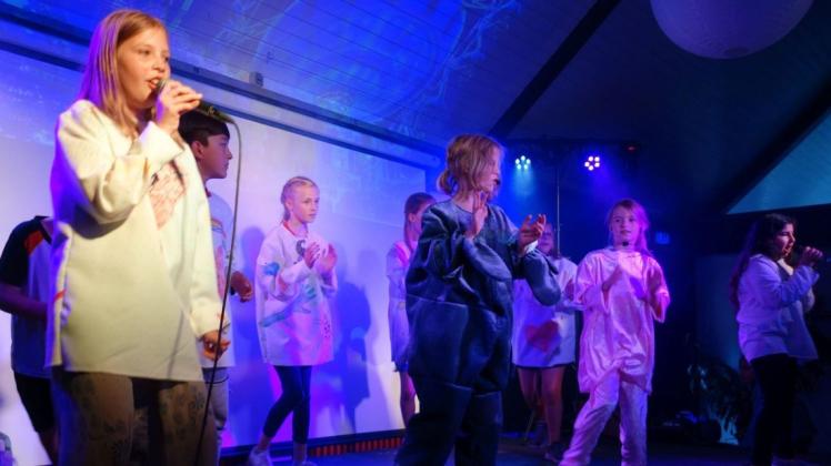 Mit Begeisterung das erste Mal auf der Bühne: die Kinder des Talentcampus in Hude. Foto: Ole Rosenbohm