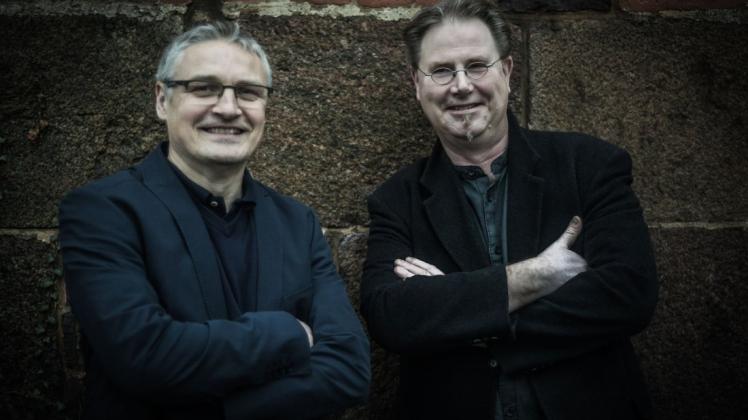 Thomas Schlegel (links) und Markus Häger fordern die VHS-Gäste zum Mitsingen auf. Foto: Klaus Sekuly