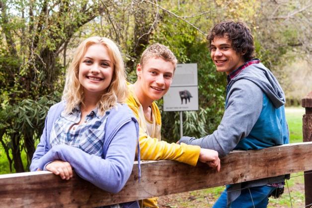 Gute Freunde stehen Sam (Remy Brand, re.) immer zur Seite: Josie (Emily Bagg) und Rikki (Stanley Browning). Foto: ZDF/SLR Productions Gute Freunde stehen Sam (Remy Brand, re.) immer zur Seite: Josie (Emily Bagg) und Rikki (Stanley Browning). Foto: ZDF/SLR Productions