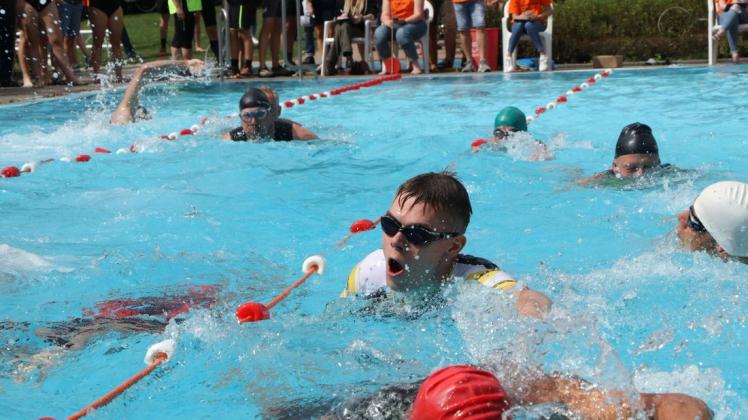 Packende Zweikämpfe gab es bereits beim Start der Schwimmdisziplin beim 7. Sole-Triathlon in Bad Laer. Foto: Horst Troiza