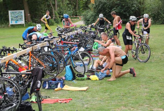 Vom Wasser auf das Rad: Schnelligkeit ist Trumpf beim Triathlon, das gilt auch für das Umziehen. Foto: Horst Troiza