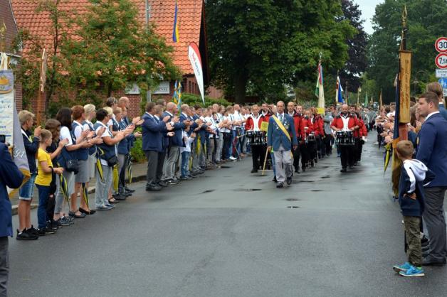 Ernteverein und Nortuper Schützenverein bildeten einen Spalier für die Gastvereine. Foto: Anita Lennartz