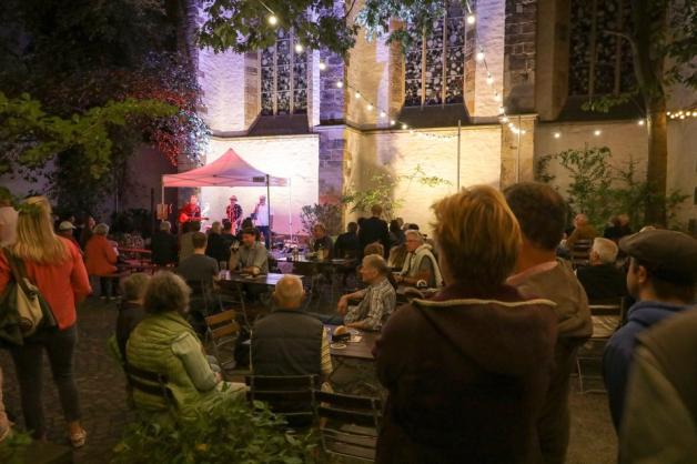 Protestlieder im Schatten der Dominikanerkirche: Das Trio Bamautzky. Foto: Jörn Martens Protestlieder im Schatten der Dominikanerkirche: Das Trio Bamautzky. Foto: Jörn Martens