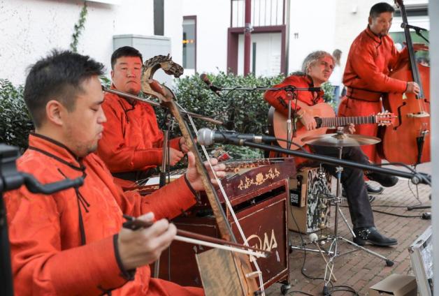 Exotische Instrumente auf dem Vordemberge-Gildewart-Platz: Das iranisch-mongolische Quartett Sedaa. Foto: Jörn Martens