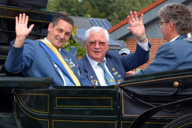 Präsident Jörg Rode und Ehrenpräsident Werner Kottmann grüßten aus der Kutsche. Foto: Anita Lennartz
Präsident Jörg Rode und Ehrenpräsident Werner Kottmann grüßten aus der Kutsche. Foto: Anita Lennartz