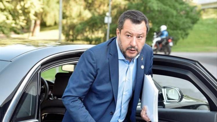 Innenminister Salvini von der rechten Lega hatte das Regierungsbündnis mit der Fünf-Sterne-Bewegung in die Krise gestürzt und fordert eine rasche Neuwahl. 