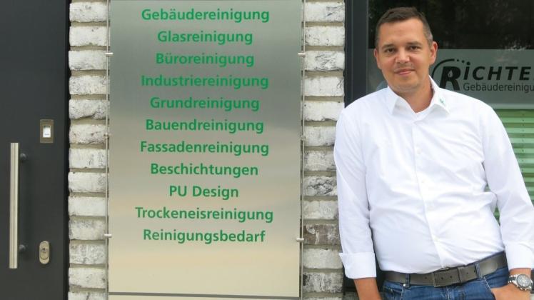 Braucht mehr Platz: Oliver Richter vor seinem neuen Firmengebäude. Foto: Jürgen Schwietert