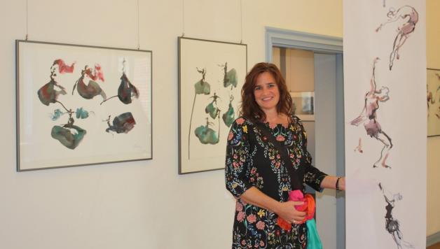 Die Künstlerin Susanne Smajić stellt in vier Themenräumen Unikat-Bücher, Originale aus Kinderbüchern, Farbradierungen und Zeichnungen aus. Foto: Marina Heller