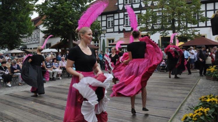 Tanzdarbietungen gehörten bislang oft zum Showprogramm des Historischen Marktes - diesmal ist erstmals das Mittanzen möglich. Foto: Gemeinde Bad Essen/Archiv