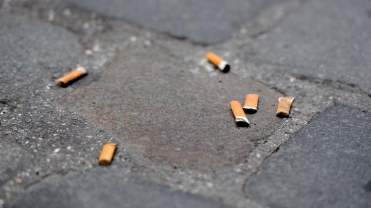Hersteller von Wegwerfartikeln wie Zigaretten oder Kaffeebecher sollen in Zukunft die Kosten fürs Sauberhalten von Straßen und Parks mittragen. Foto: dpa