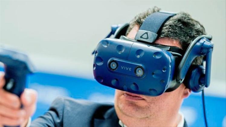 Hubertus Heil, Bundesminister für Arbeit und Soziales, probiert bei seinem Besuch des Chemiekonzerns BASF die Funktionsweise einer Virtual-Reality-Brille aus. Der Arbeitsminister ist auf Sommerreise. 