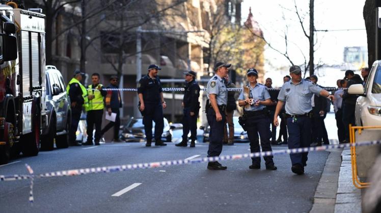 Polizisten sperren den Tatort in der Innenstadt von Sydney ab.
